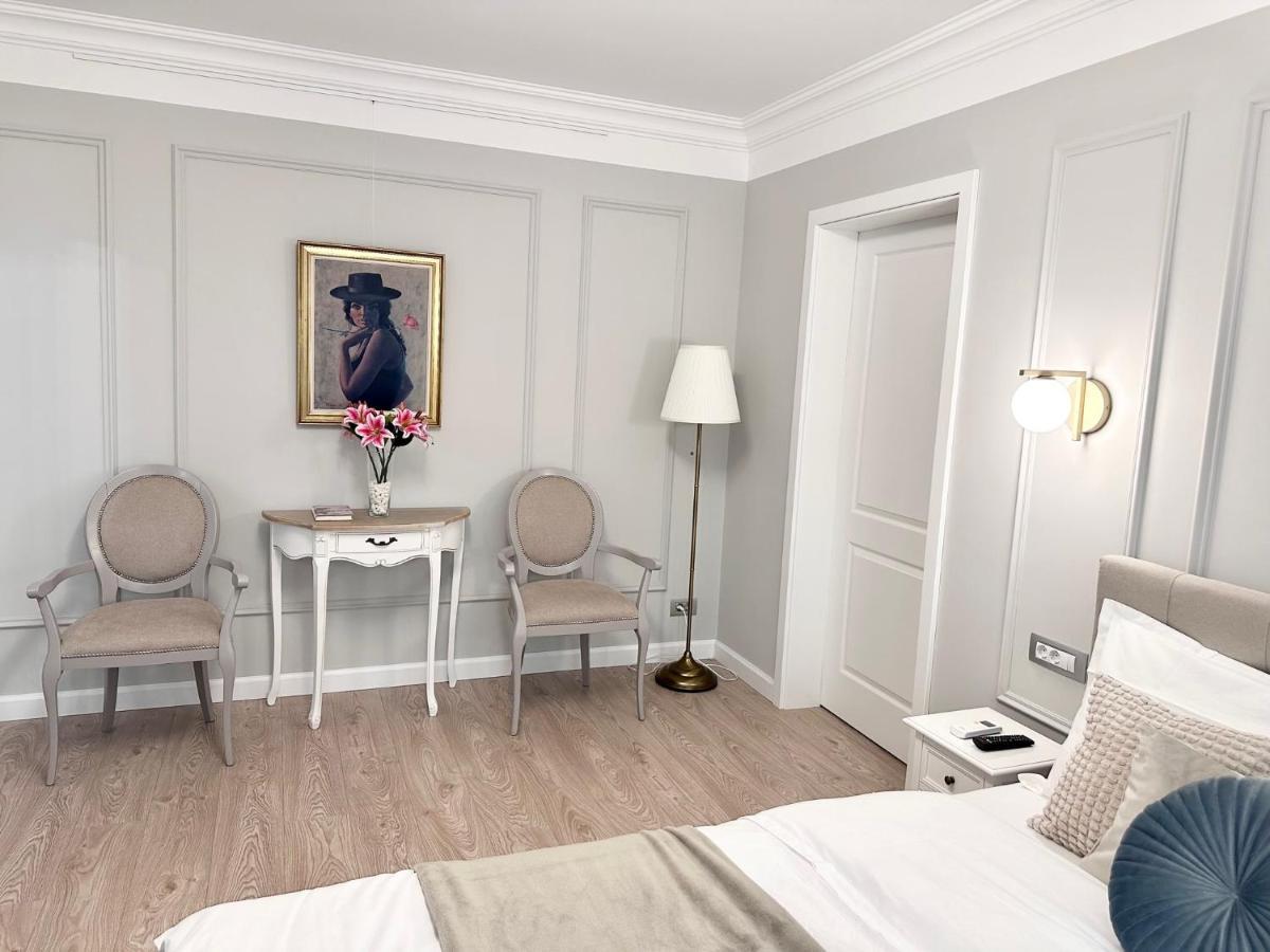 Central Spacious Apartment With Balcony - Alba Carolina Alba Iulia Extérieur photo