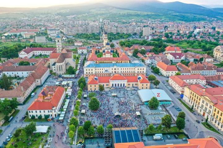 Central Spacious Apartment With Balcony - Alba Carolina Alba Iulia Extérieur photo