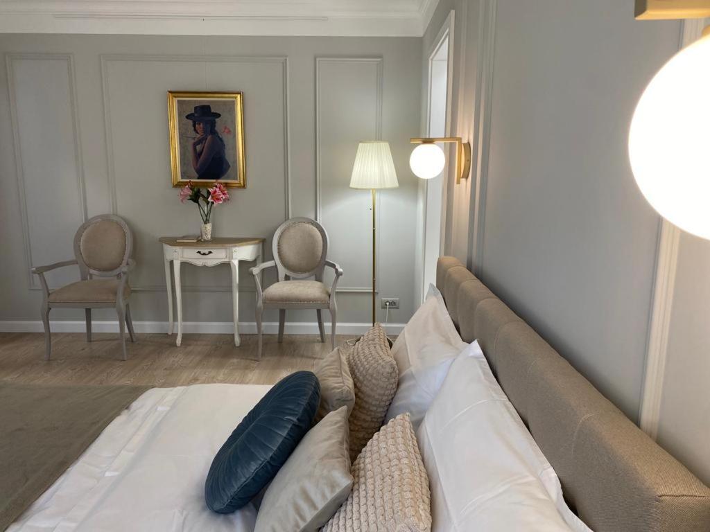 Central Spacious Apartment With Balcony - Alba Carolina Alba Iulia Extérieur photo
